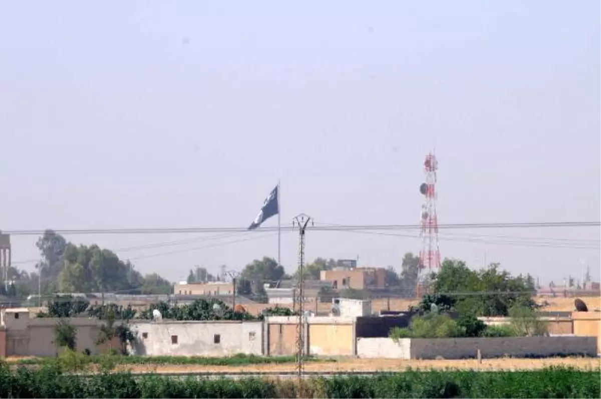 IŞİD Sınıra Bayrak Astı