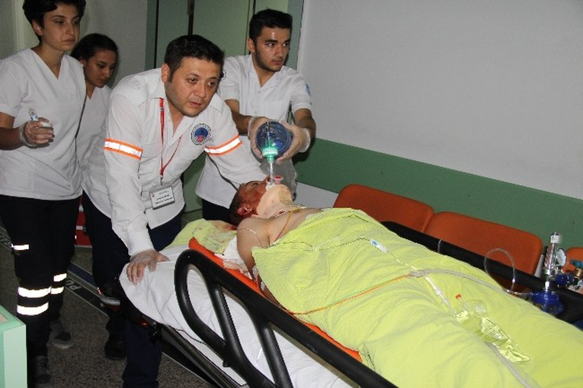 Kayalıklardan Yuvarlanan Genç Ağır Yaralandı