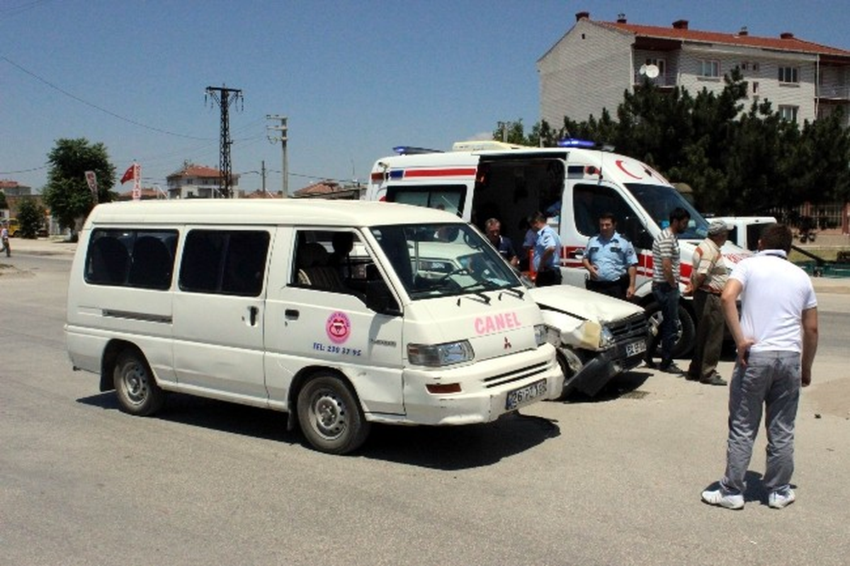 Minibüsle Otomobil Çarpıştı: 1 Yaralı
