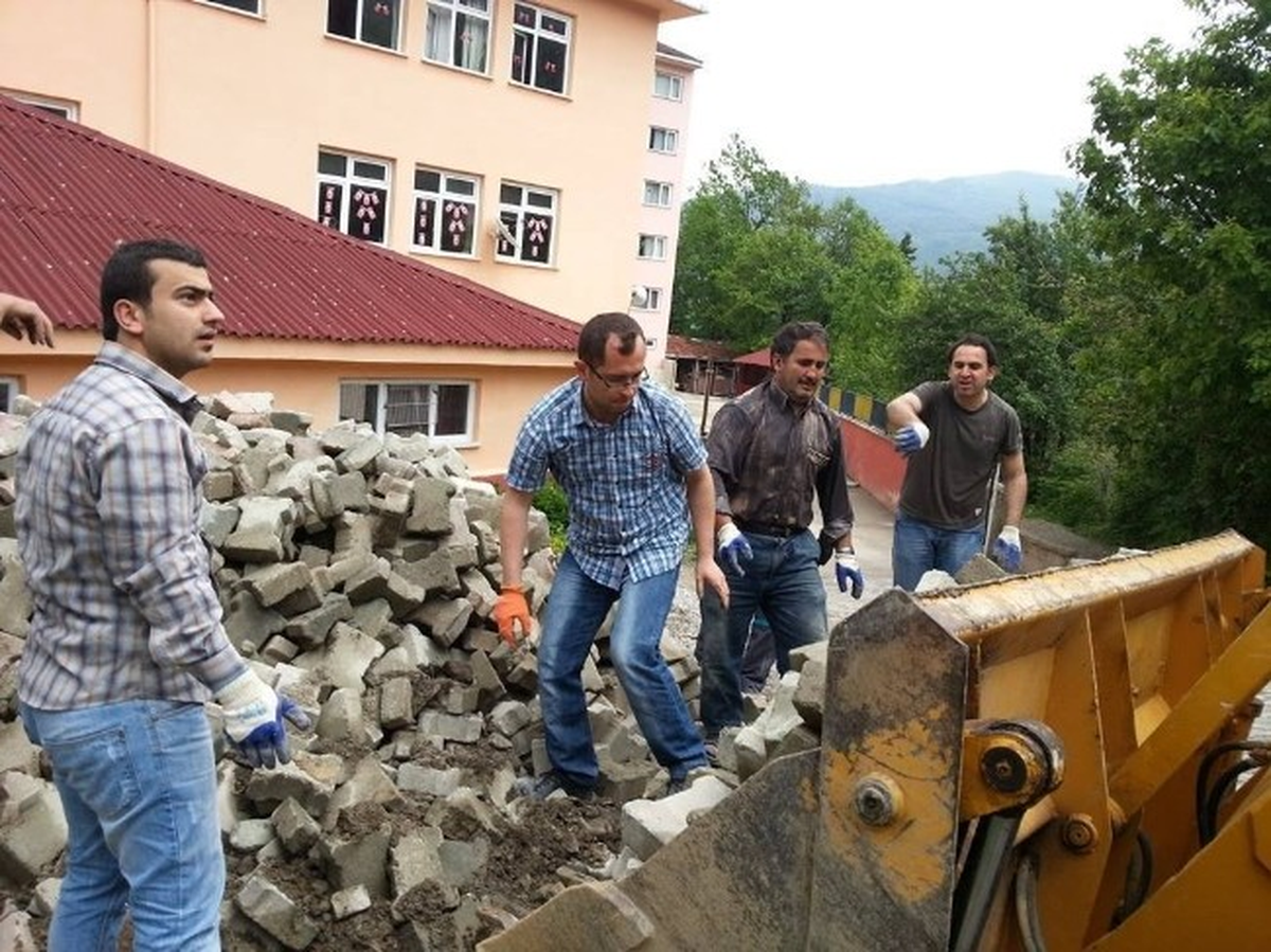 Öğretmenler Okul Bahçesine Parke Döşedi