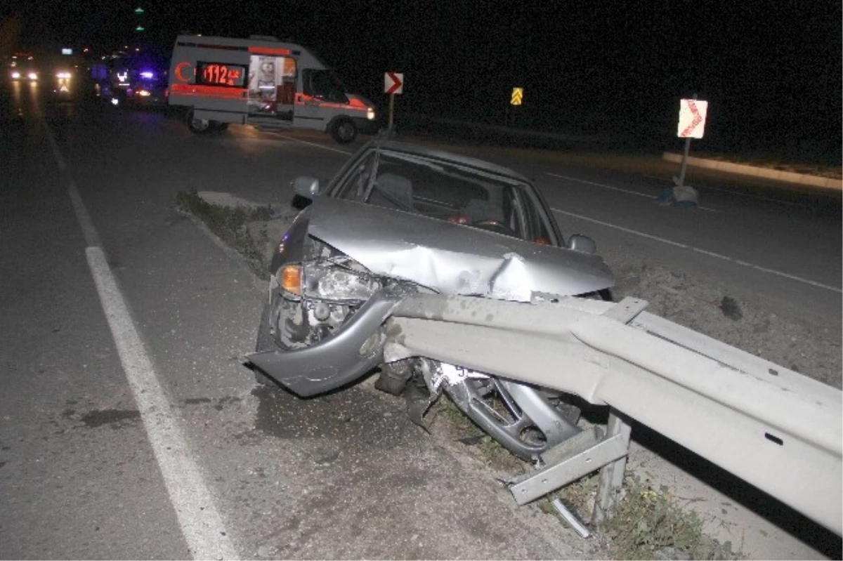 Samsun\'da Otomobil Bariyere Çarptı: 5 Yaralı