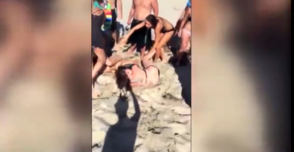 Plajda Birbirine Giren Bikinili Kızlar Kavga Etti