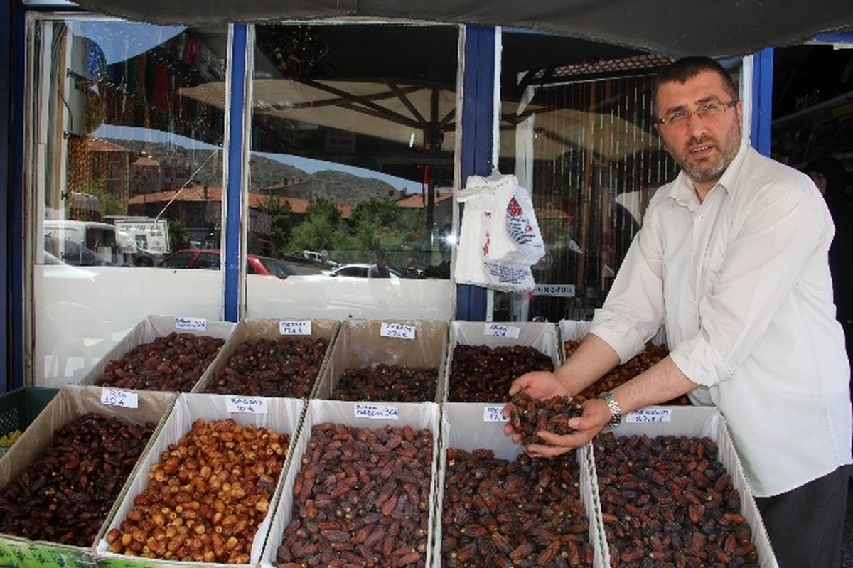 Ramazan Ayının Vazgeçilmezi Hurma, Tezgahlardaki Yerini Aldı