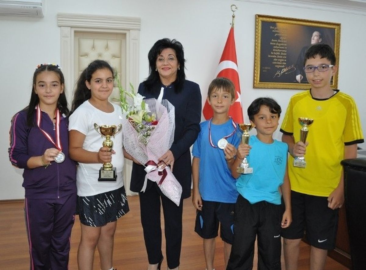 Şampiyon Raketler Yalova Valisi Esengül Civelek\'i Ziyaret Etti