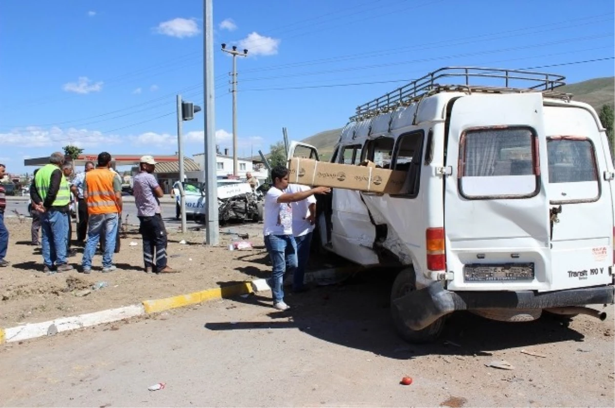 Sivas\'ta Polis Aracıyla Köy Minibüsü Çarpıştı: 8 Yaralı