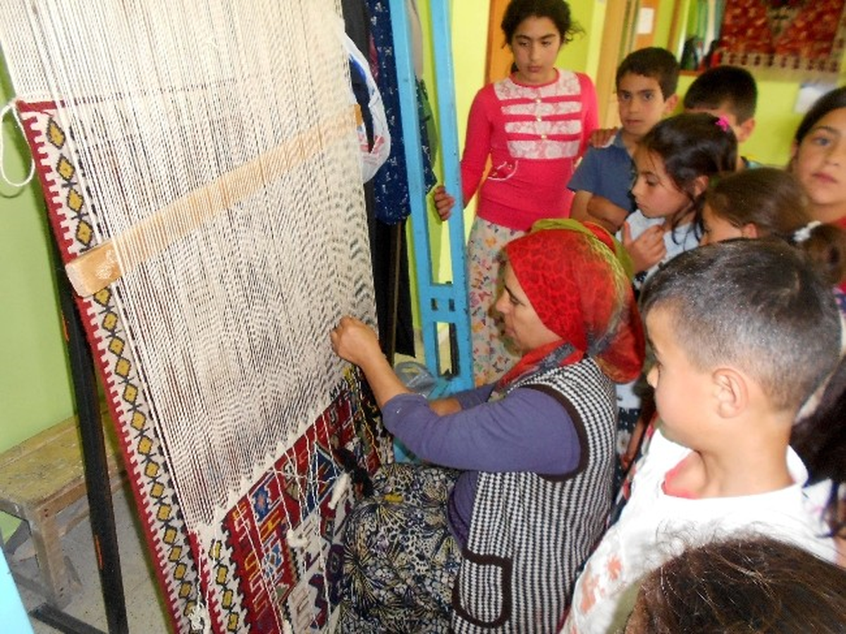 Tegv\'li Çocuklar Kilim Dokudu