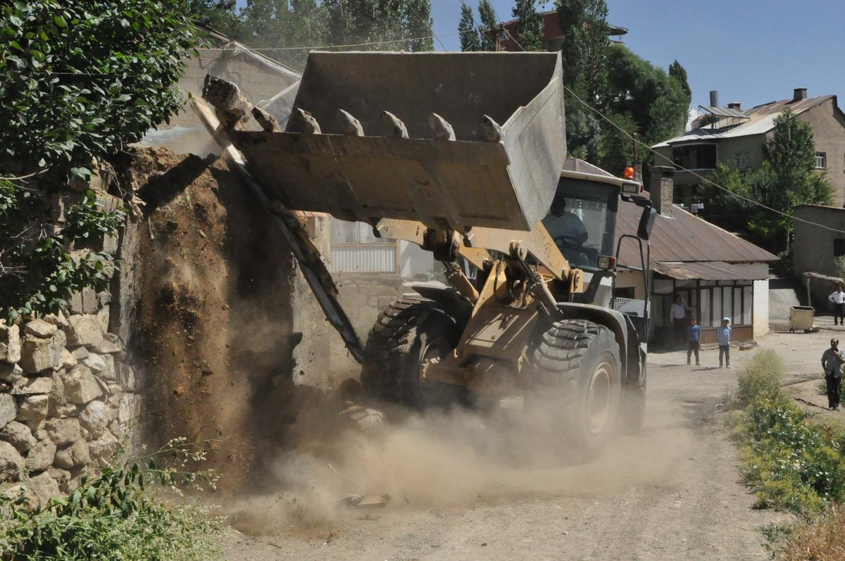 Yüksekova Belediyesinin Yol Yapım Çalışamaları