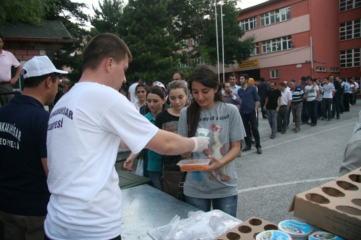 Afyonkarahisar Belediyesinin İftar Yemeklerine Tam Not