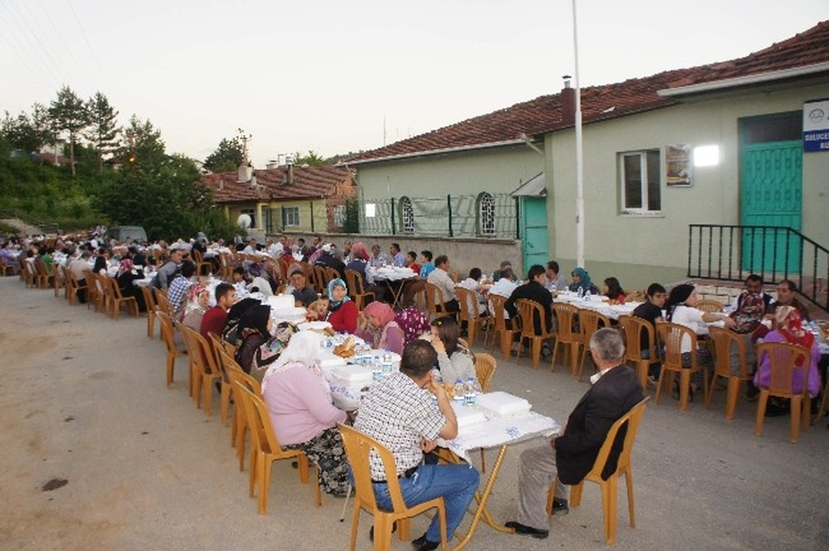 AK Parti, İlk İftarını Suluceviz\'de Verdi