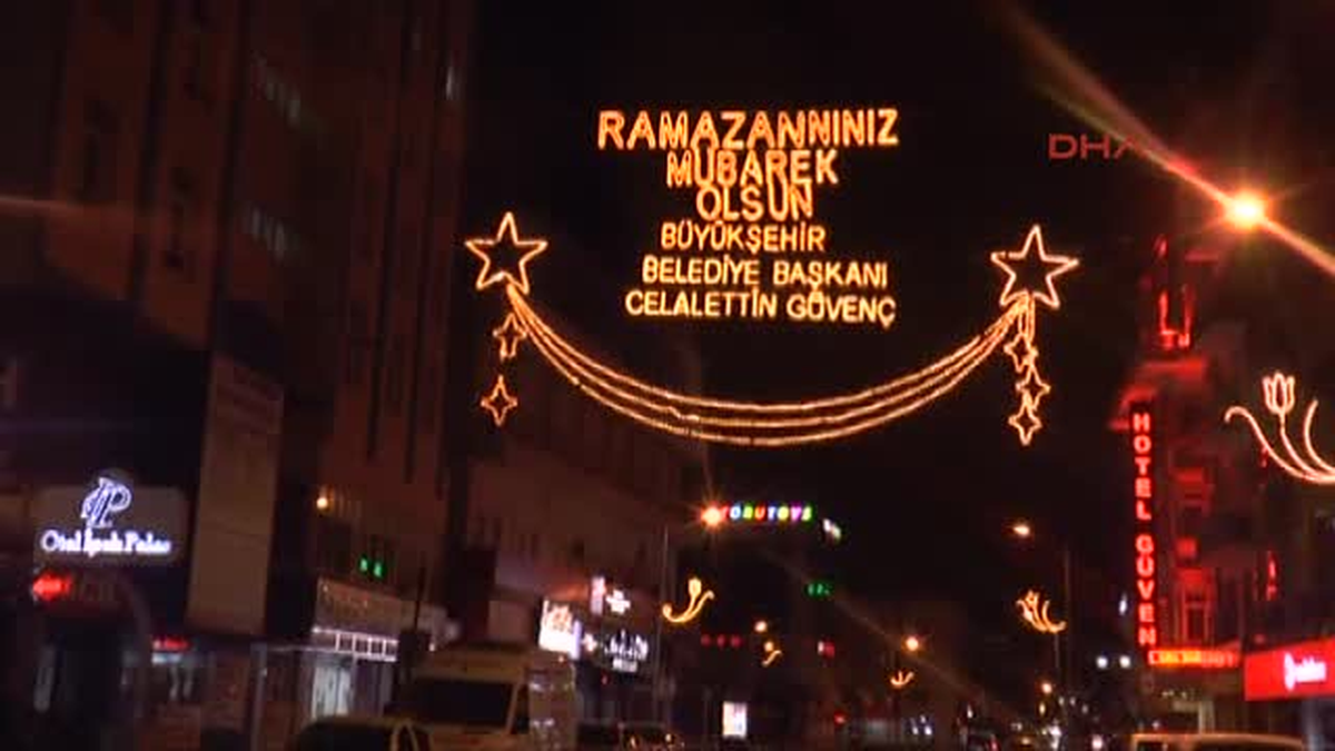 AK Partili Başkan Camideki Mahyaya Adını Yazdırdı
