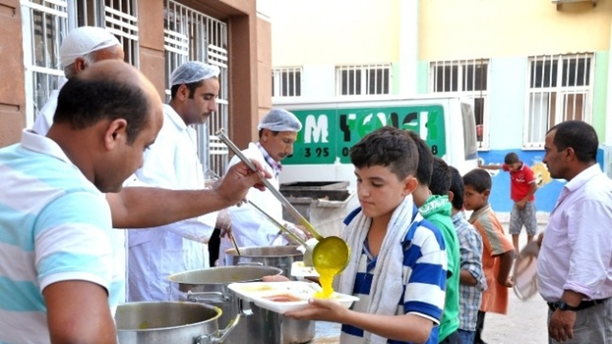Akçakale\'de 500 Suriyeli\'ye Her Gün İftar Veriliyor