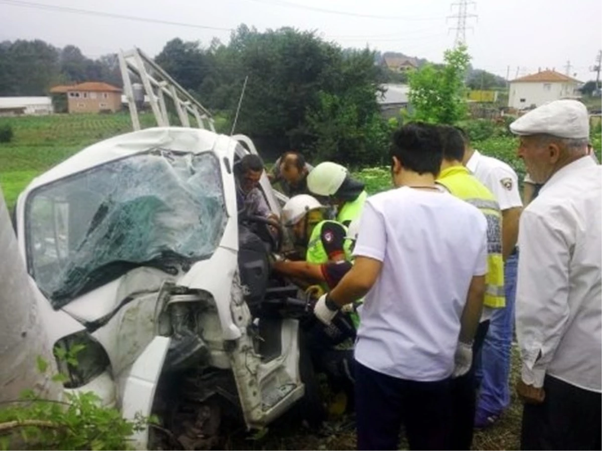 Akyazı\'da Trafik Kazası: 2 Yaralı