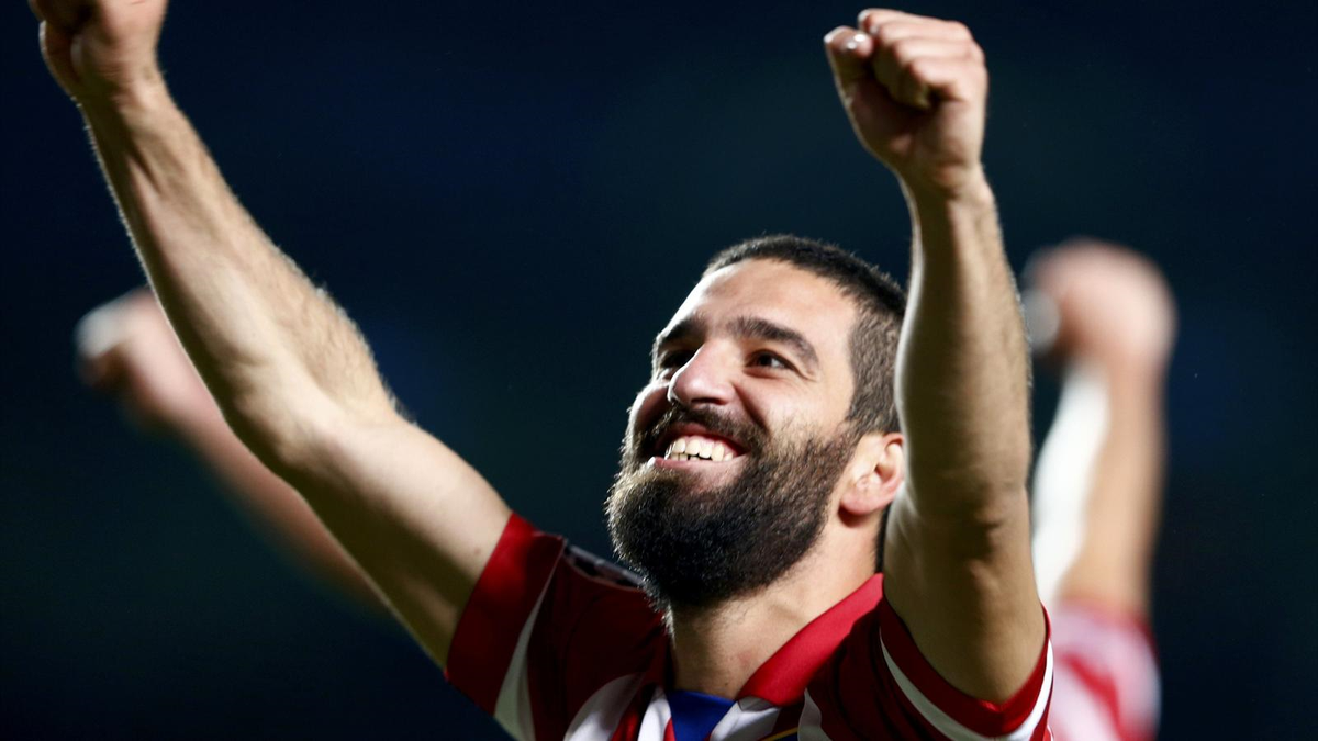 Arda Turan Tatilde Kendi Hayat Hikayesini Okuyor