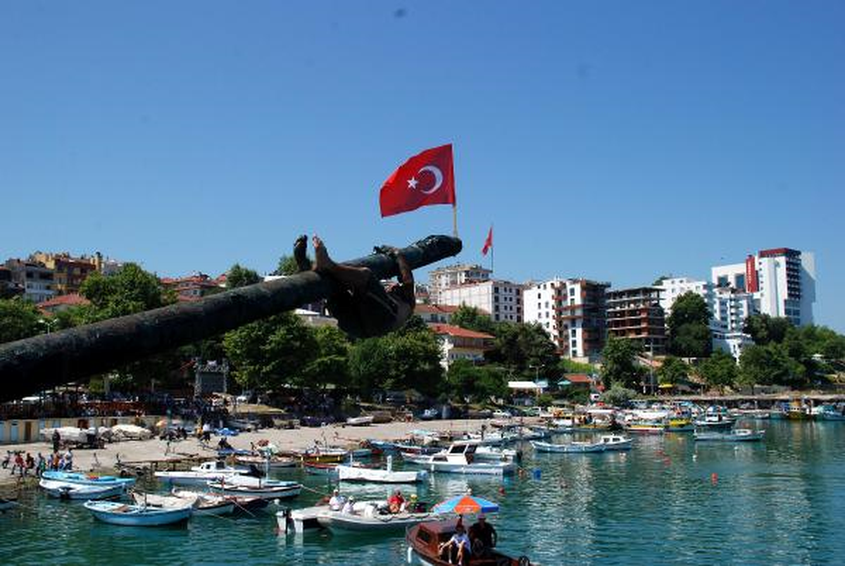 Yağlı Direkten Bayrağı Almak İçin Çabaladılar