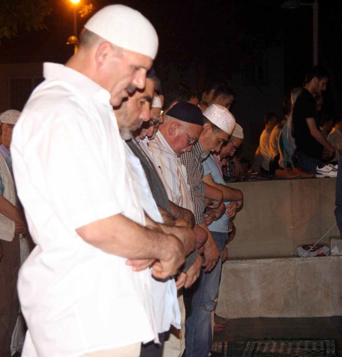 Ay Işığı Altında Teravih Namazı