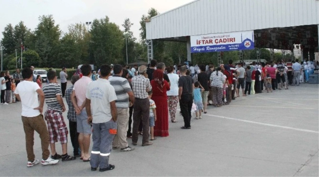 Döşemealtı Belediye Başkanı Genç İftar Yemeği Dağıttı