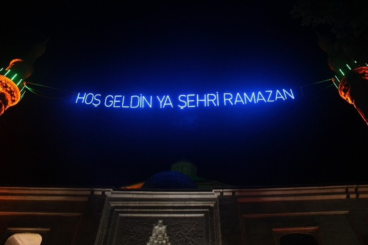 Bursa\'da Geceyi Mahyalar Aydınlatıyor