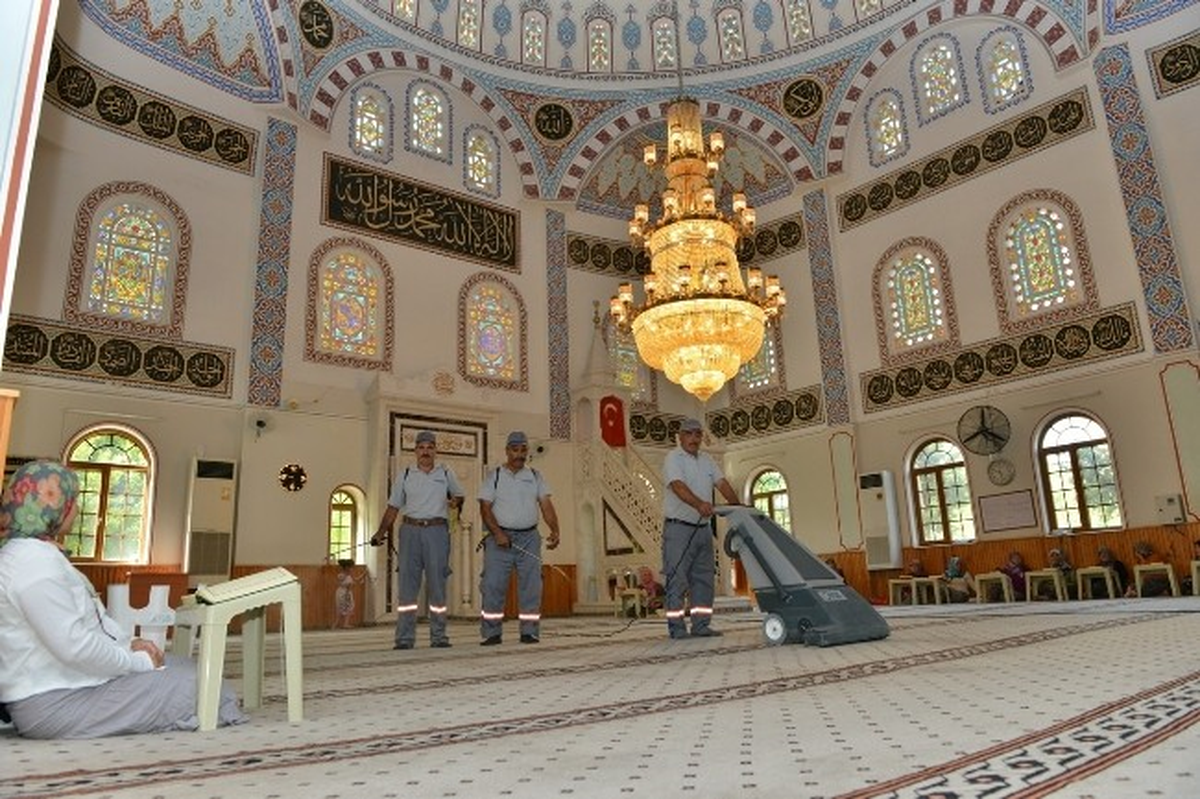 Konyaaltı\'nda Camilere Ramazan Temizliği