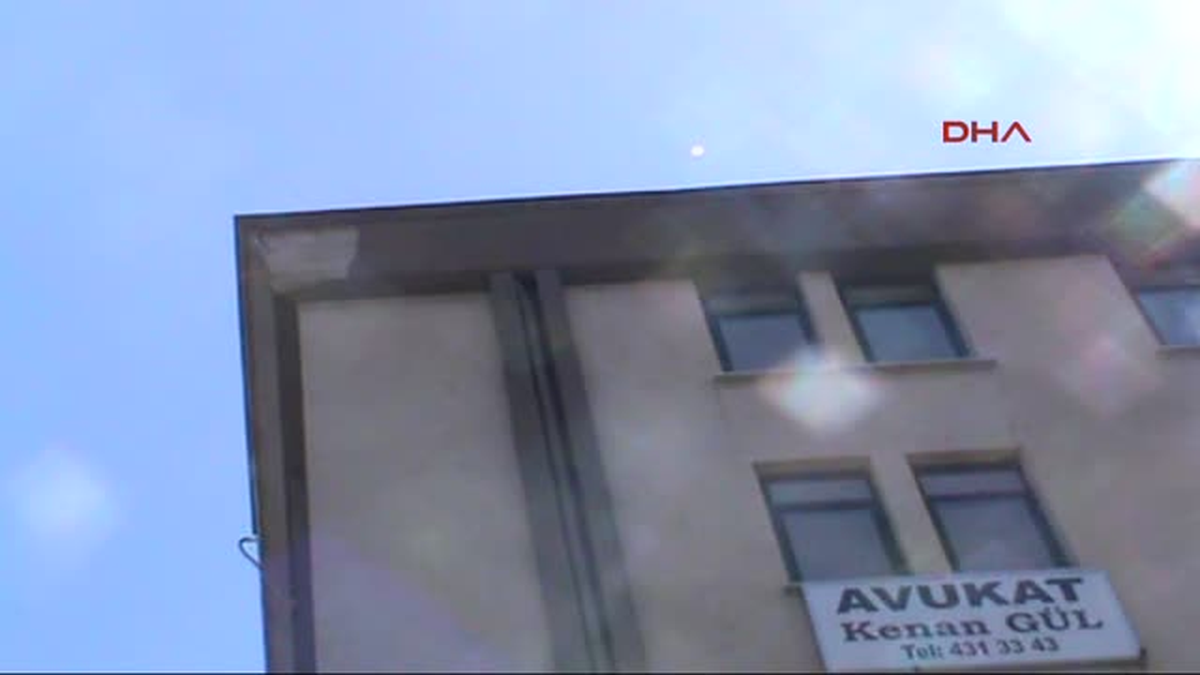 Çatı Katından Düşen Sıva Parçası 2 Kişiyi Yaraladı