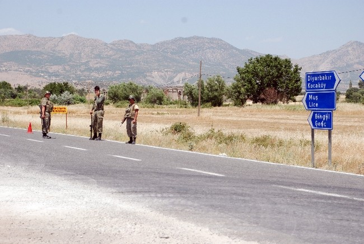 Diyarbakır-Bingöl Karayolunda Gergin Bekleyiş Sürüyor
