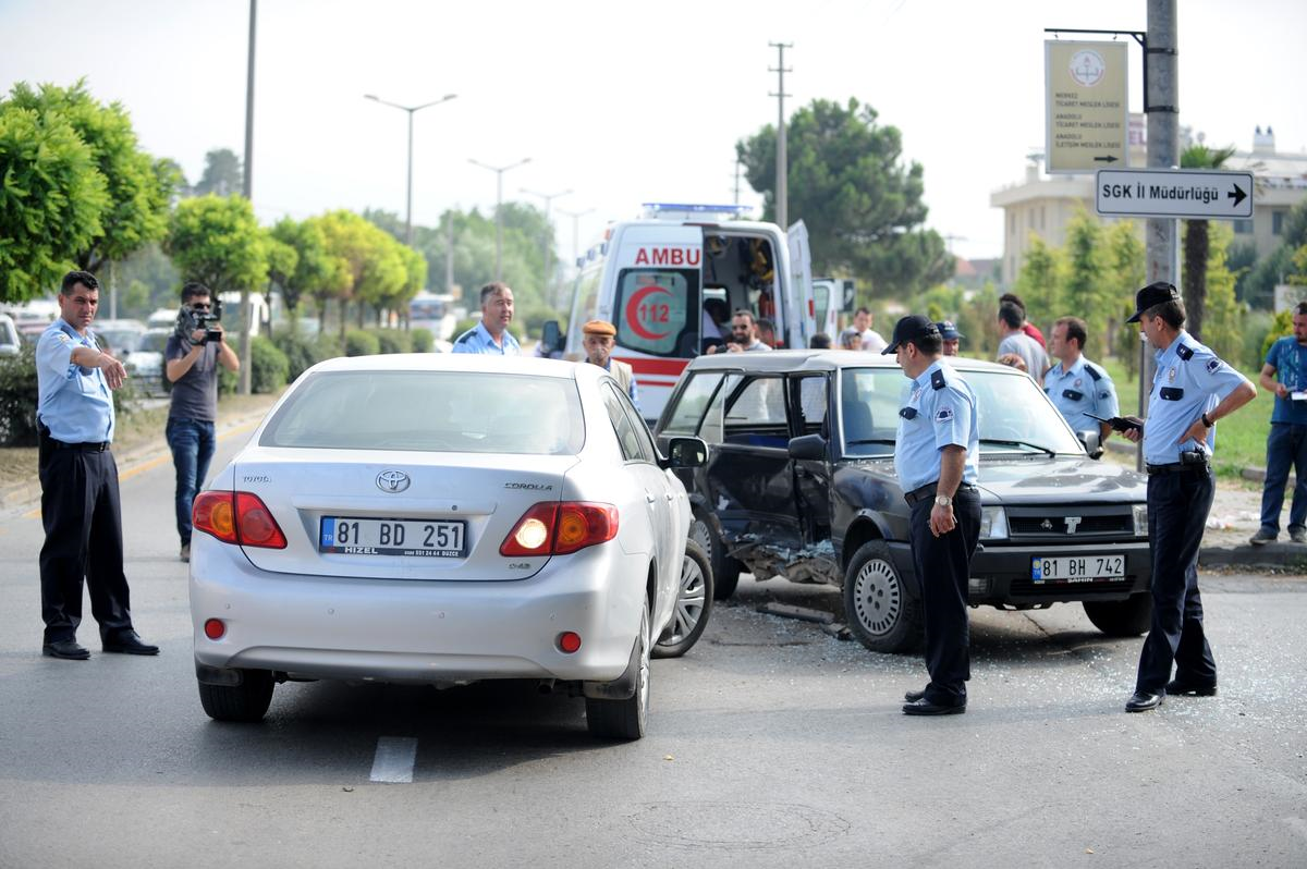 Düzce\'de Trafik Kazası: 4 Yaralı