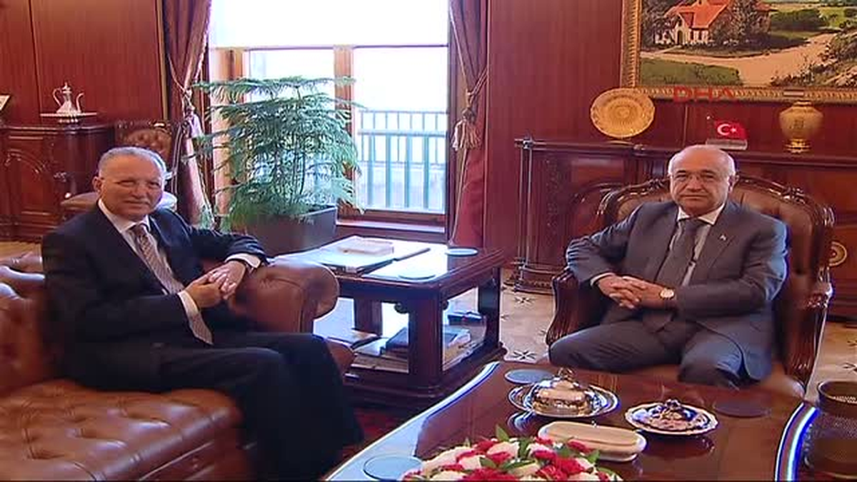 İhsanoğlu\'ndan Zafer İşareti