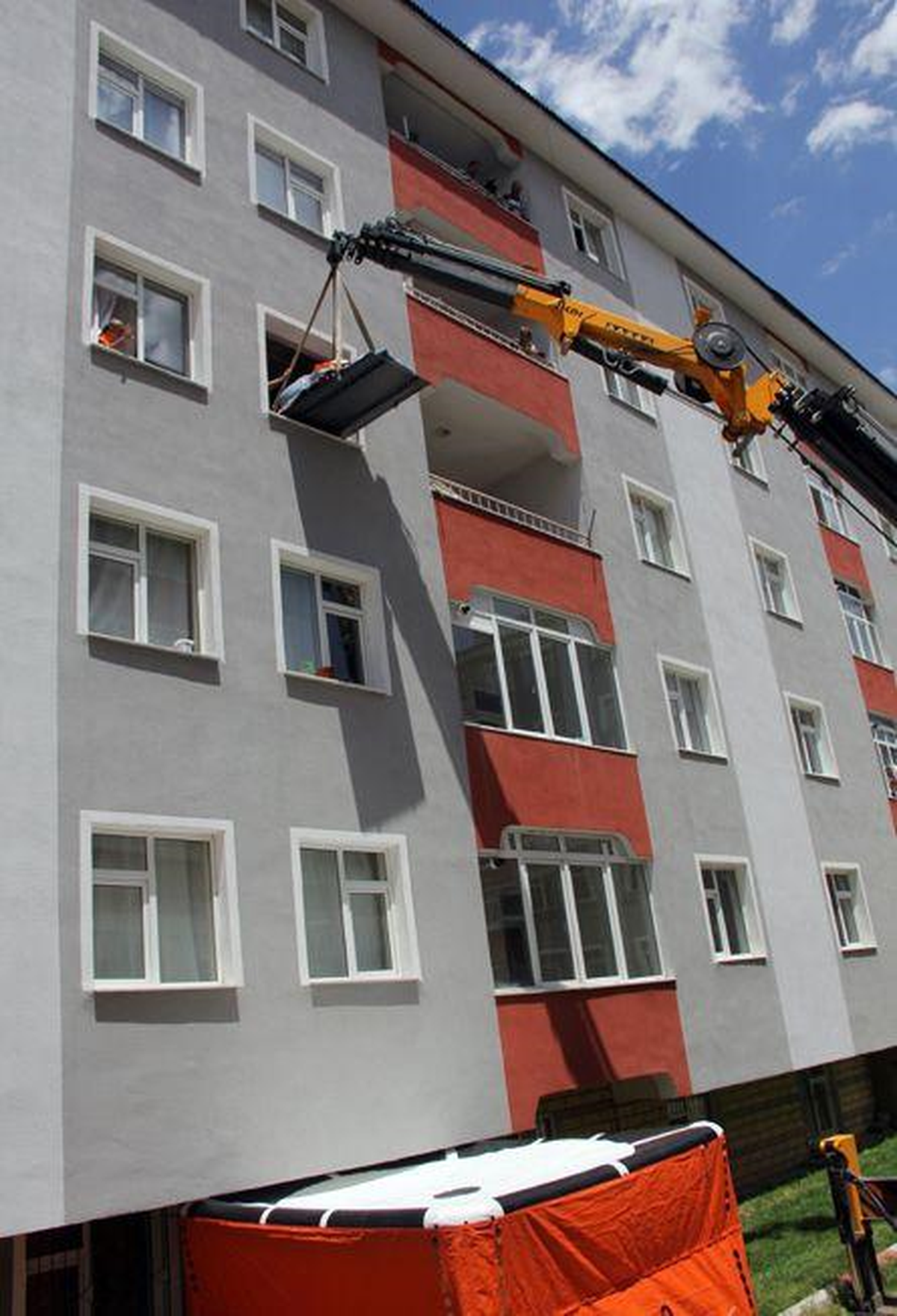 Evinden Vinçle Çıkarılan 430 Kiloluk Kadın Öldü