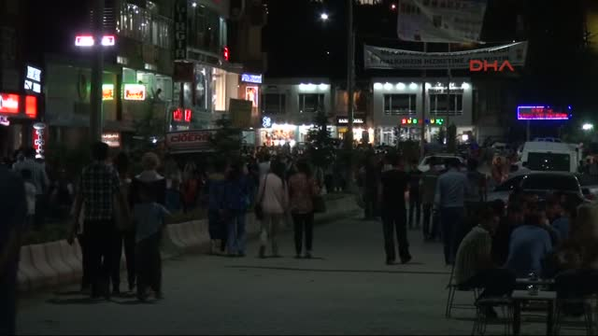 Hakkari\'de İftar Sonrası Sokaklar Tıklım Tıklım