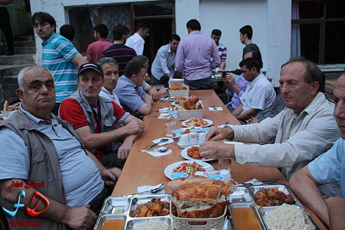 İftar Sofrasında Yapılan Uzun Sohbetler Sağlığı Bozabilir