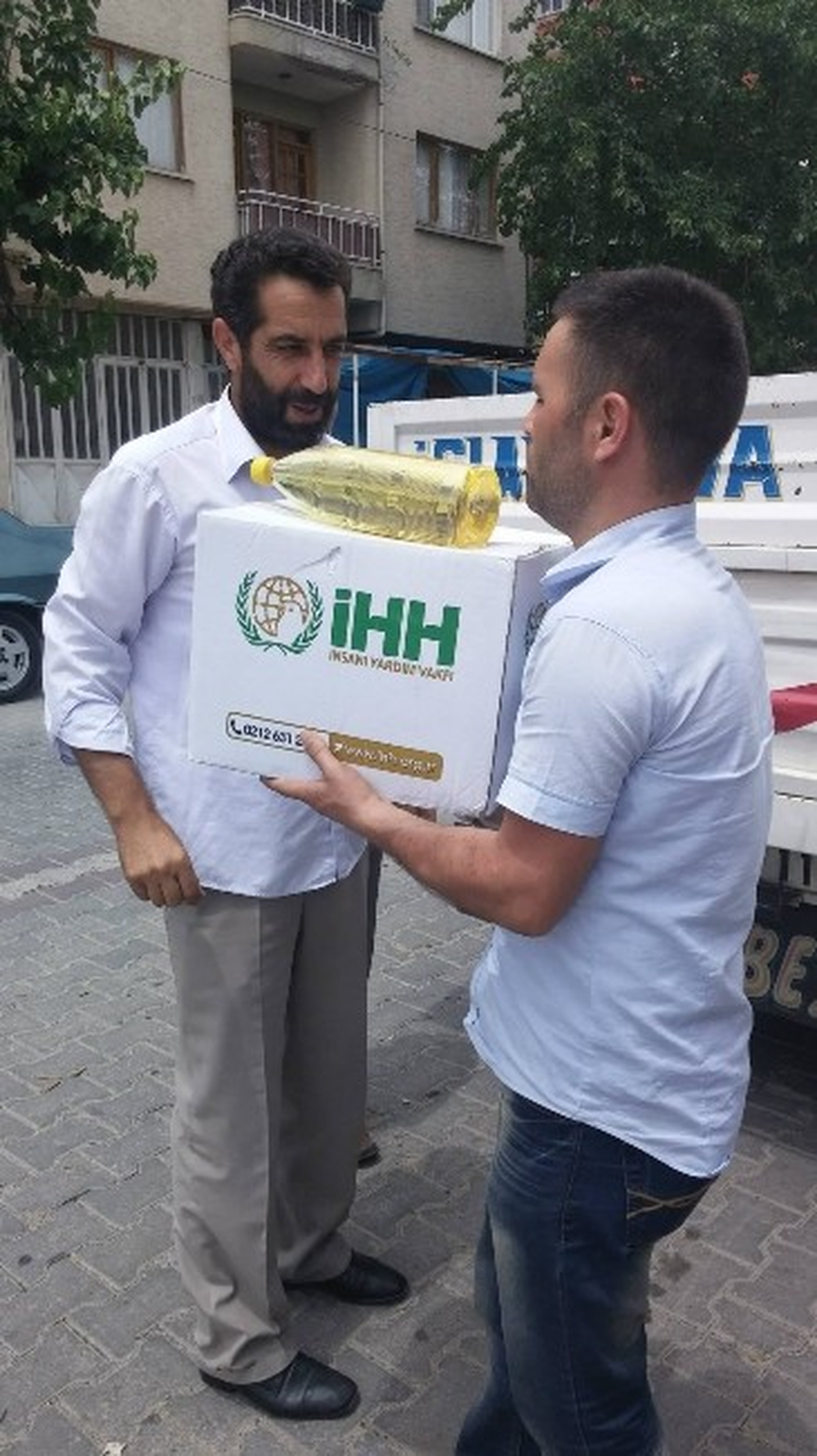 İhh\'den Soma ve Kırkağaçlılara Erzak Yardımı