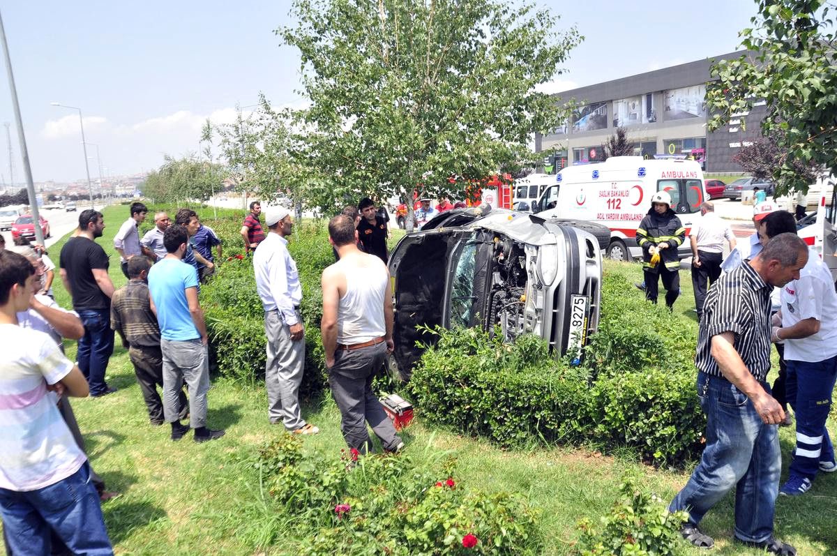 İnegöl\'de Otomobil Devrildi: 2 Yaralı