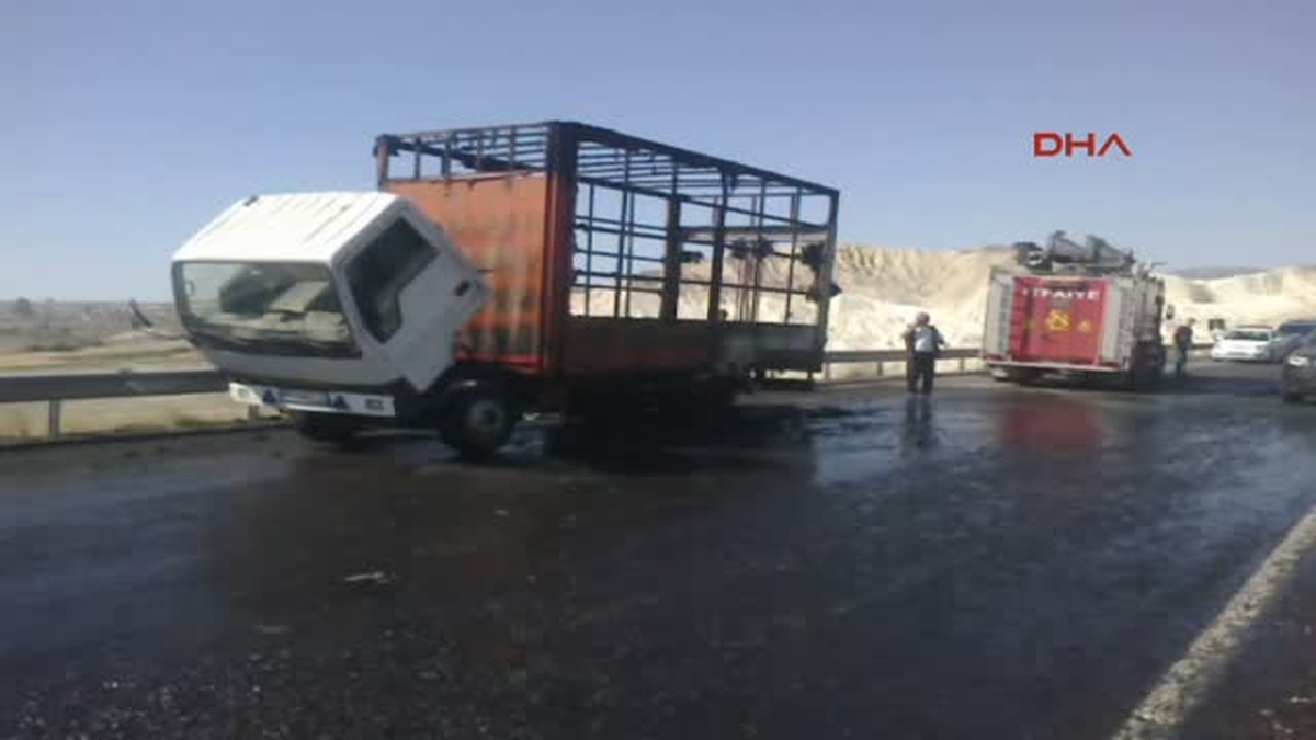 Nevşehir\'in Avanos İlçesinde Fren Balatalarından Kaynaklandığı Tahmin Edilen Kamyonet Yanarak...