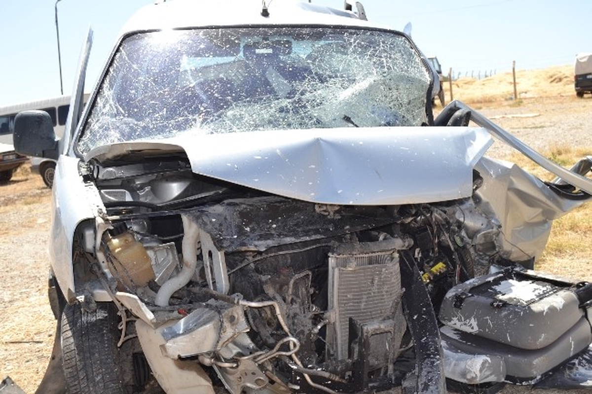 Şanlıurfa\'da Otomobil Şarampole Yuvarlandı: 2 Yaralı