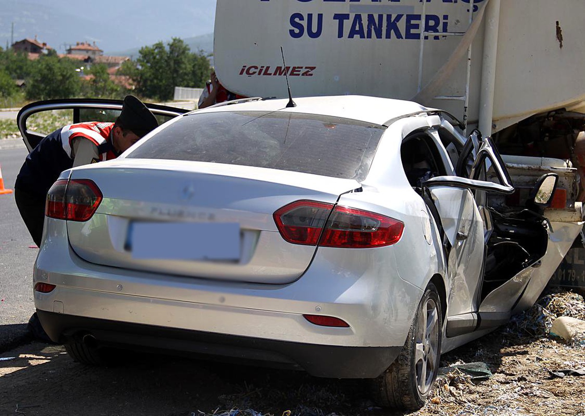 Otomobil, Su Tankerine Çarptı: 4 Ölü, 1 Yaralı