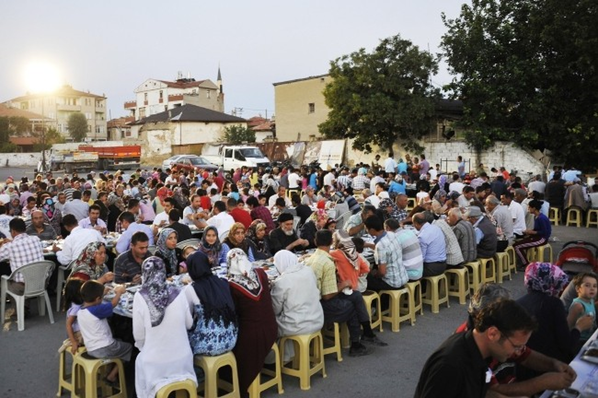 Ramazan\'ın İlk İftar Sofrası Tapucak Meydanı\'na Kuruluyor