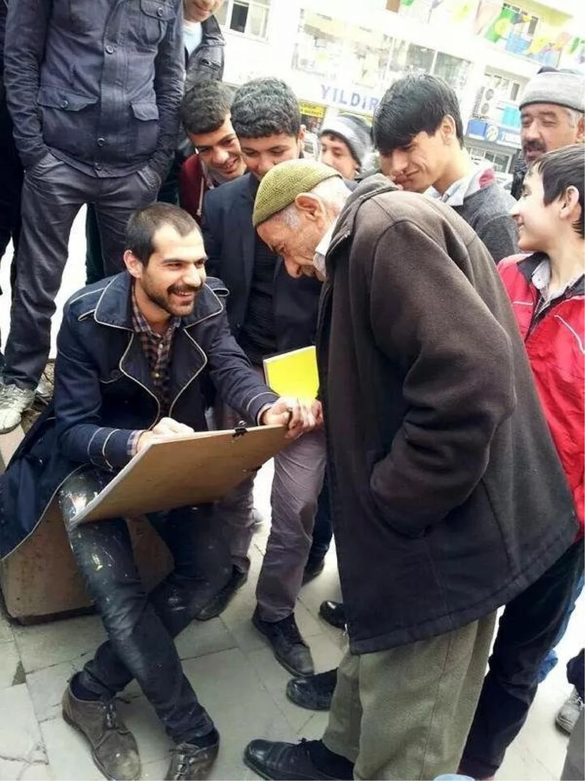 Resim Yaparak Köyleri Geziyor