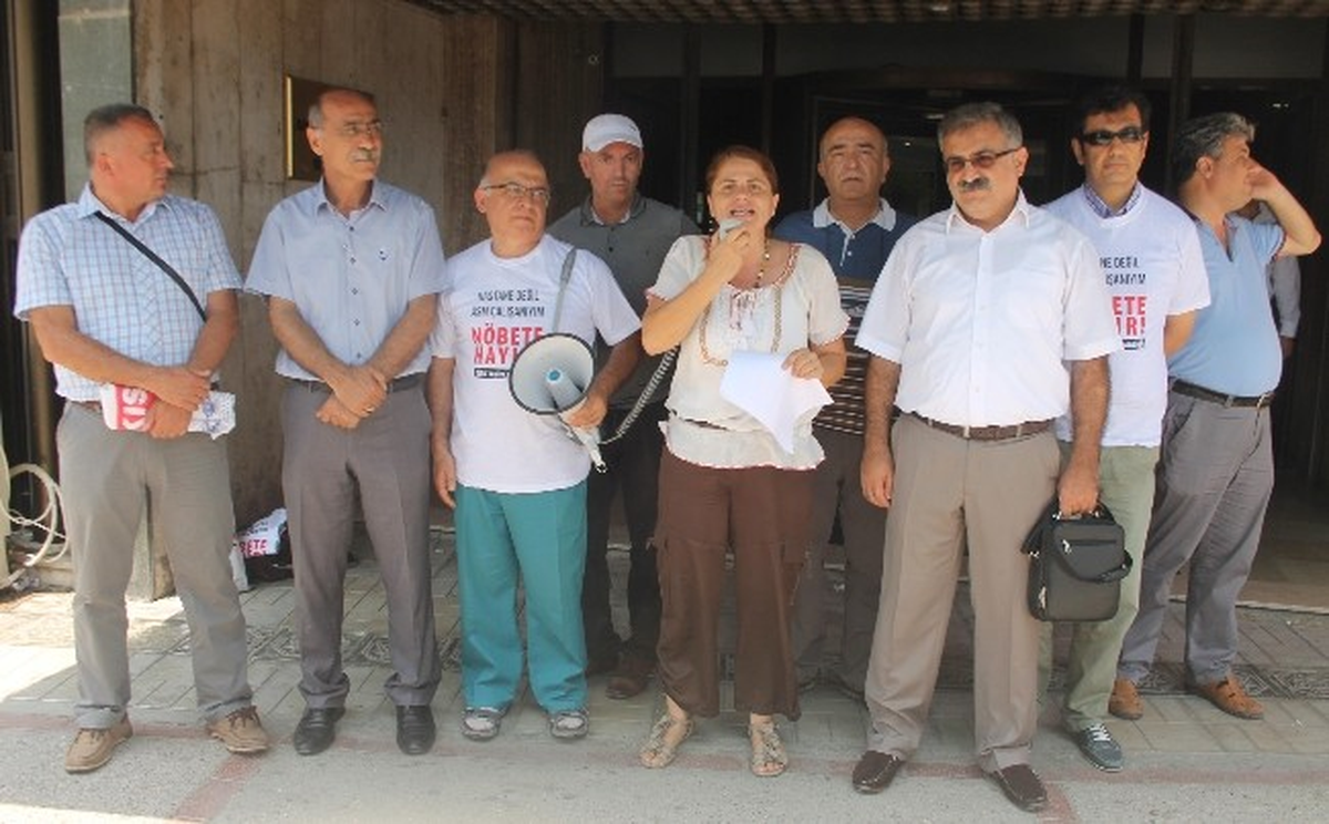 Mersin\'de Sağlık Çalışanları Nöbetleri Protesto Etti