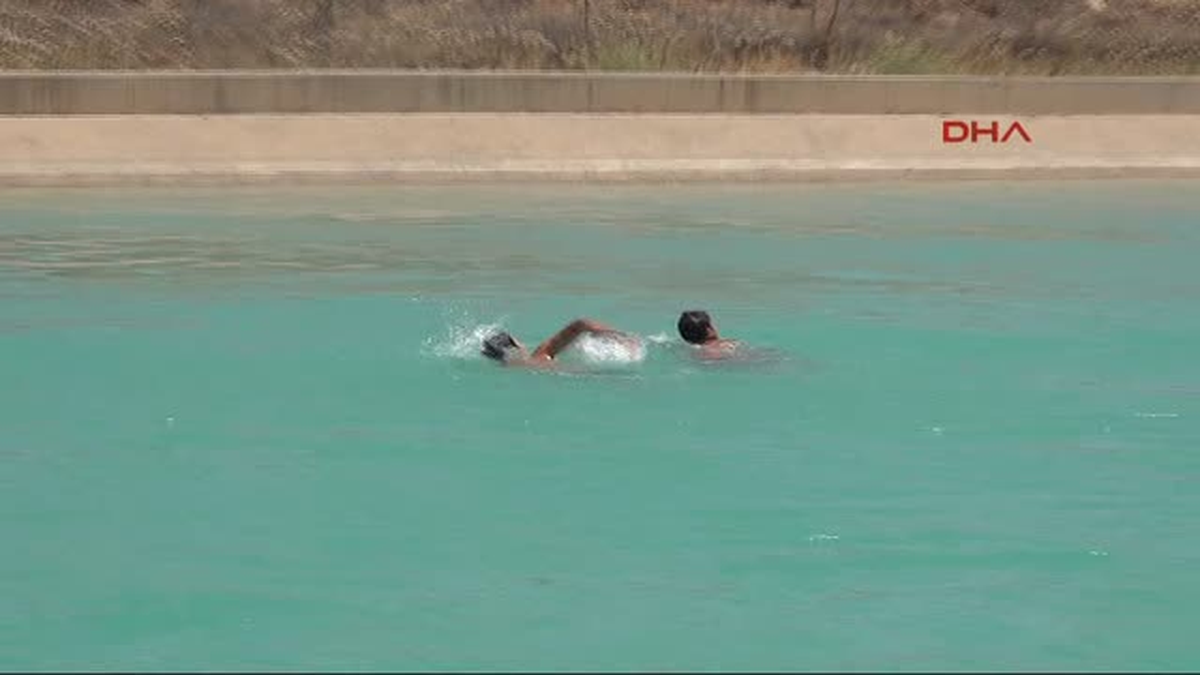 Şanlıurfa\'da, Sıcak Havadan Etkilenen Çocuklar Tehlikeli ve Yasak Olmasına Aldırış Etmeden Sulama...