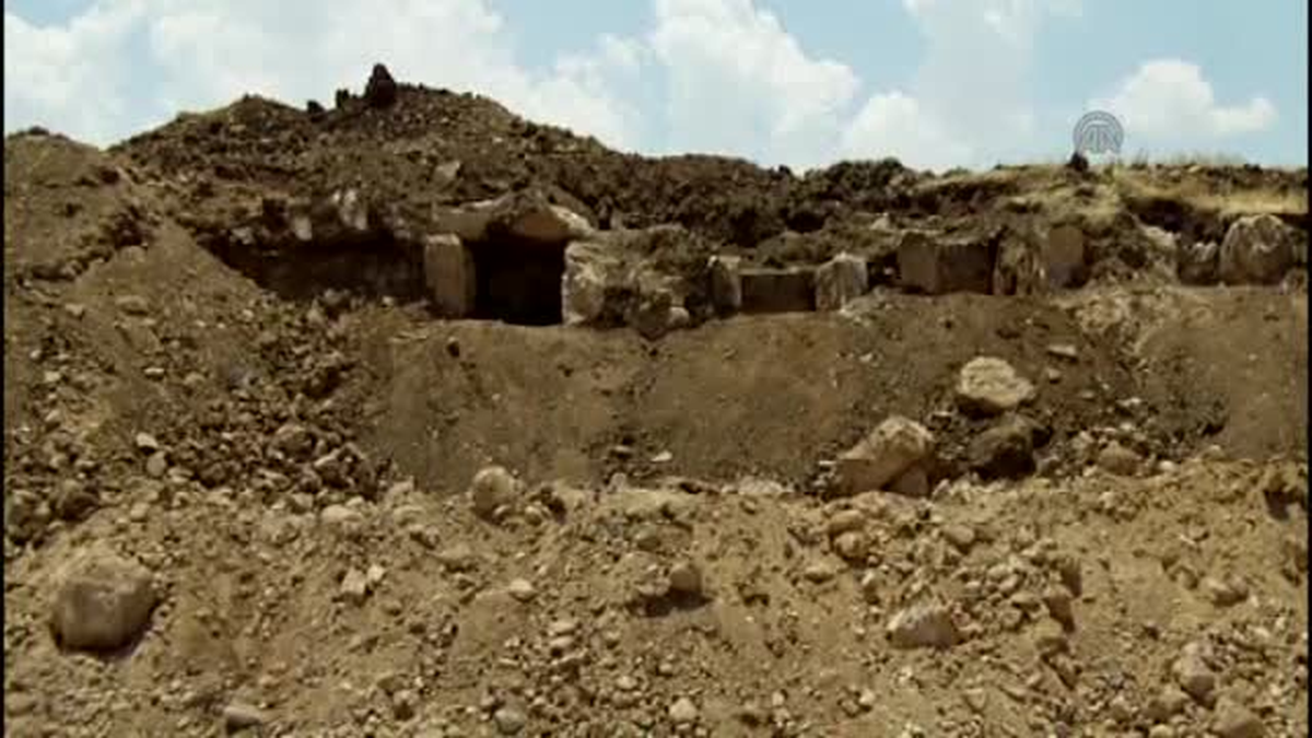 Taş ocağındaki kazıda 16 asırlık 5 lahit bulundu -