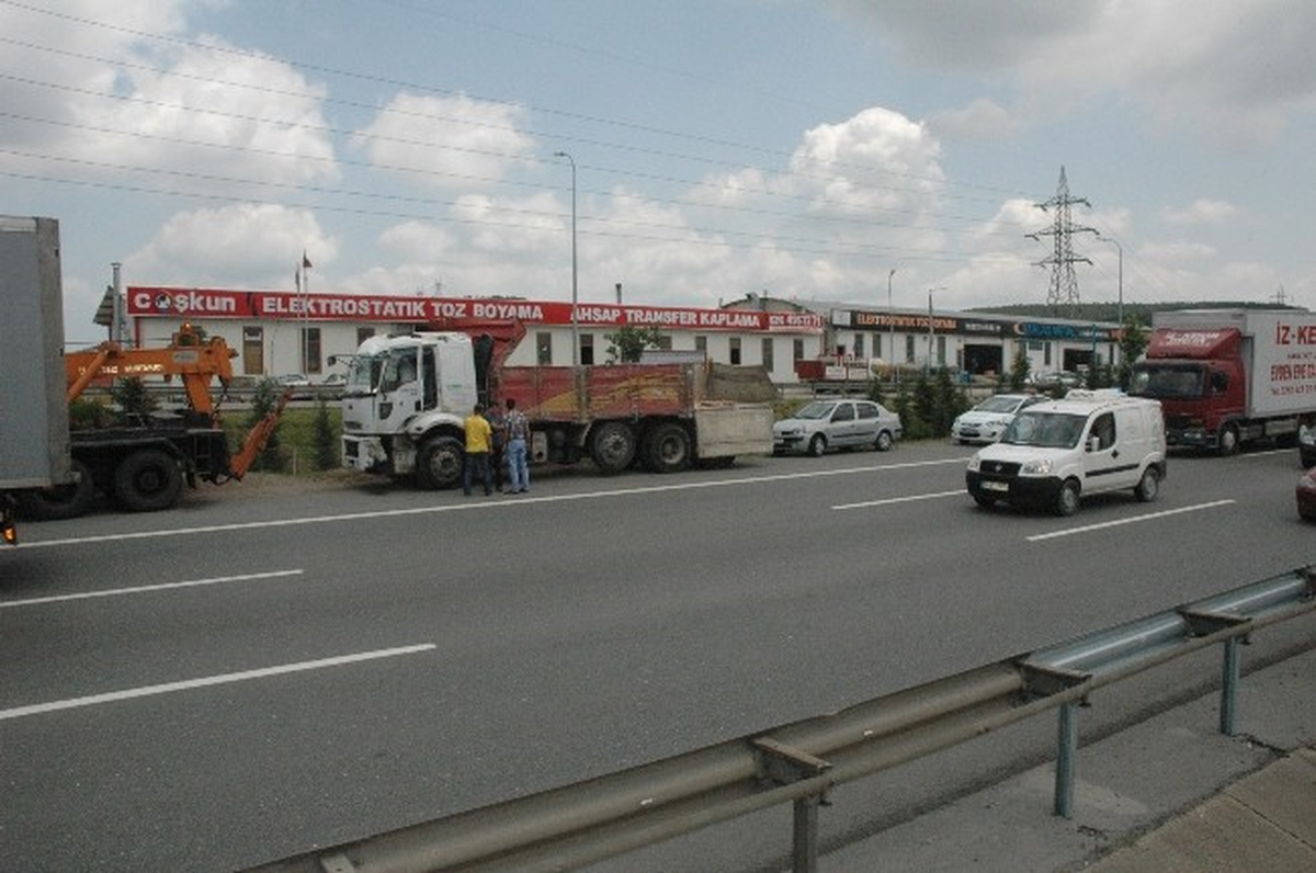 TEM Otoyolunda Devrilen Kamyon Trafiği Kilitledi