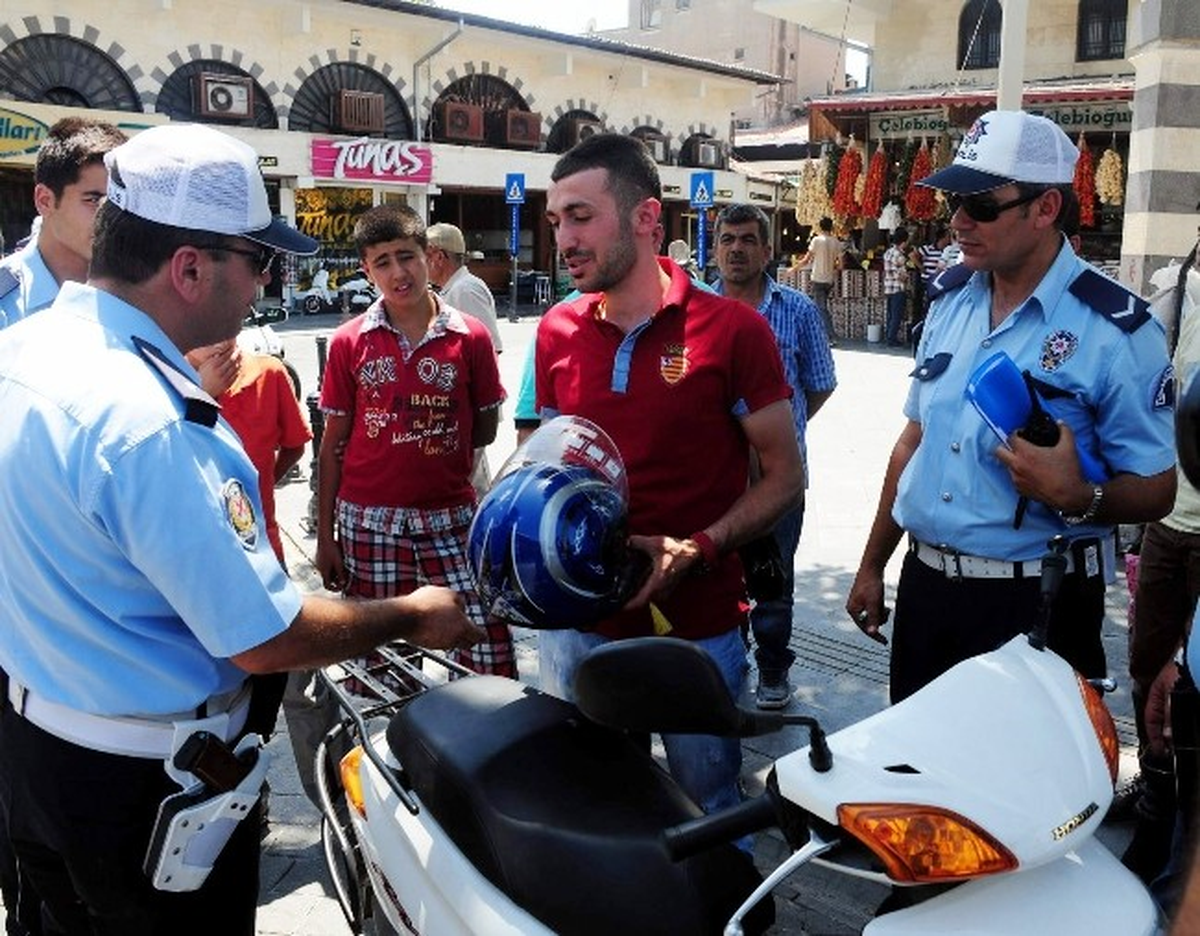 Uygulama Sırasında Ceza Kesilen Sürücülere Kask Hediye Edildi
