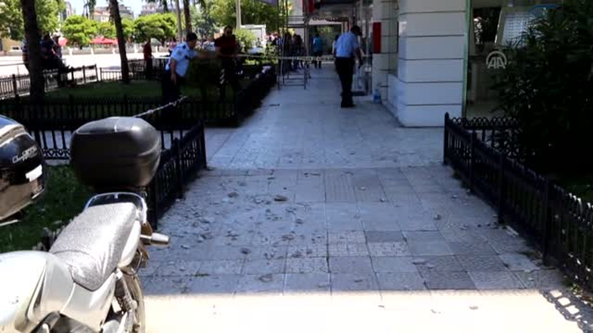 Üzerilerine sıva düşen 2 kişi yaralandı -