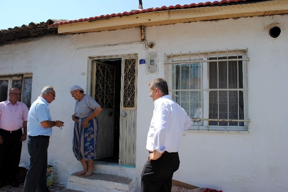 Yaşlı Kadının Akan Çatısı Belediye Tarafından Tamir Edildi