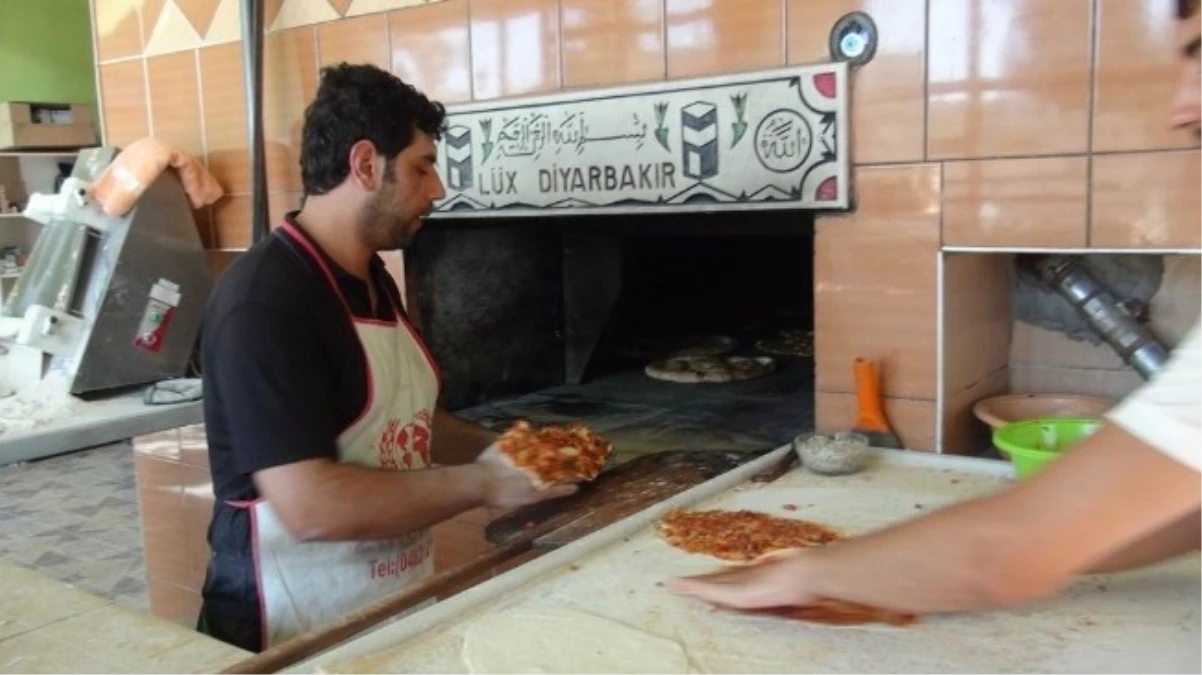 200 Derece Sıcaklığa Aldırmadan Orucunu Tutuyor