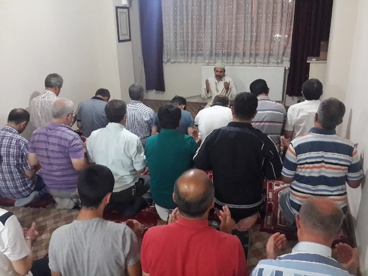 27 Yıldır Aynı İmamla Teravih Namazı