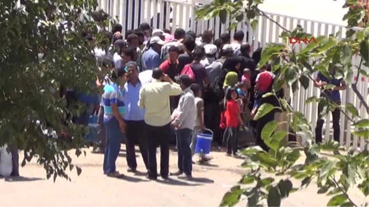 Akçakale\'deki 300 Suriyeli Ülkesine Döndü
