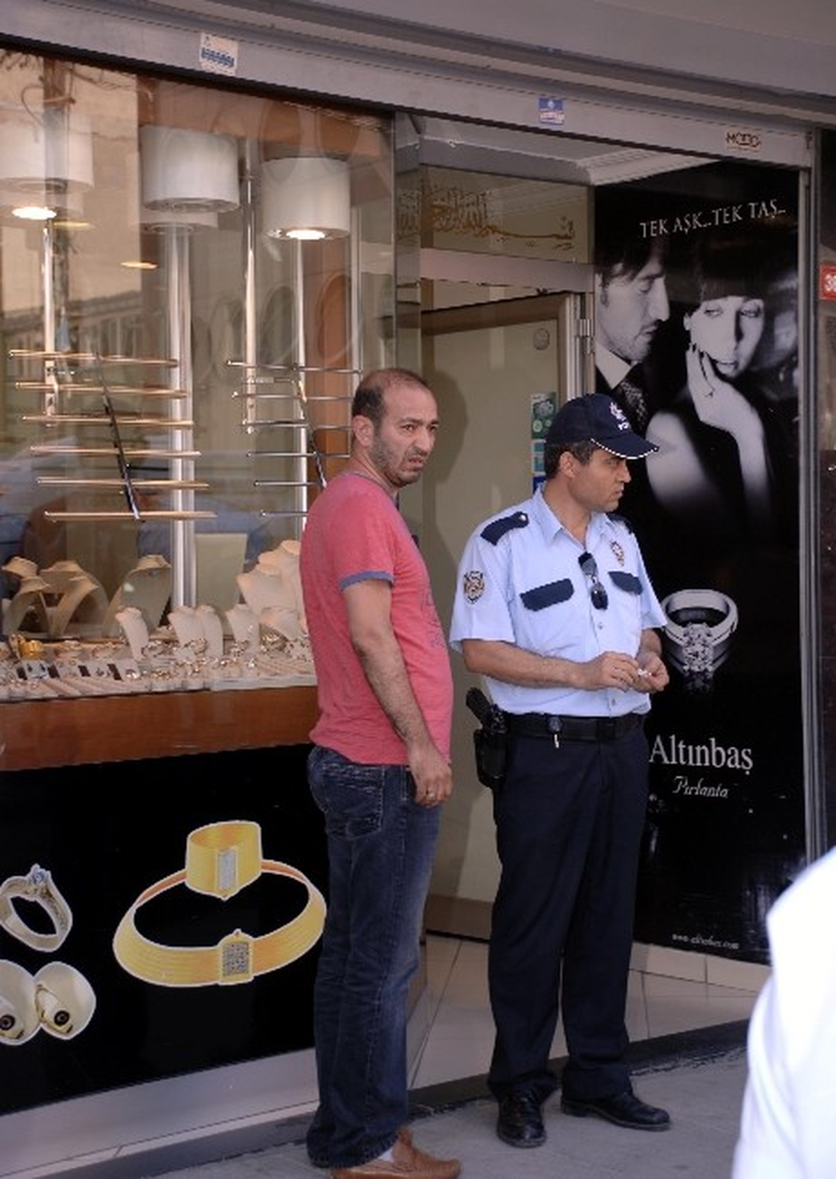 Kuyumcu, Soyguncularla Boğuştu