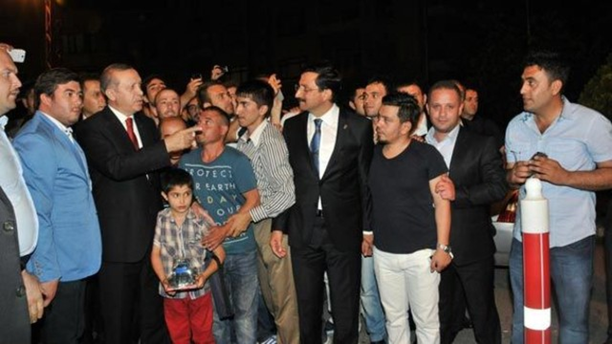 Başbakan Erdoğan\'a Evinin Önünde Coşkulu Karşılama