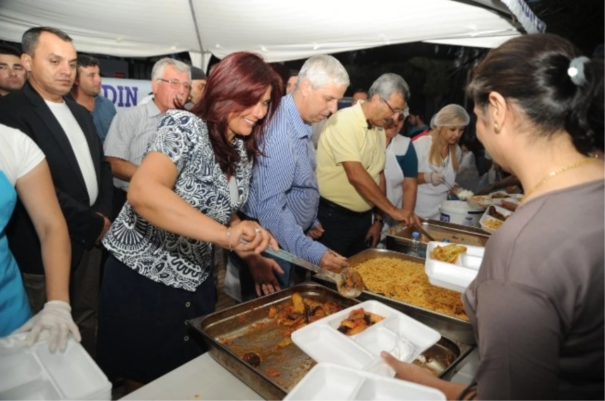 Başkan Çerçioğlu, Söke İftarında Vatandaşlara Yemek Dağıttı