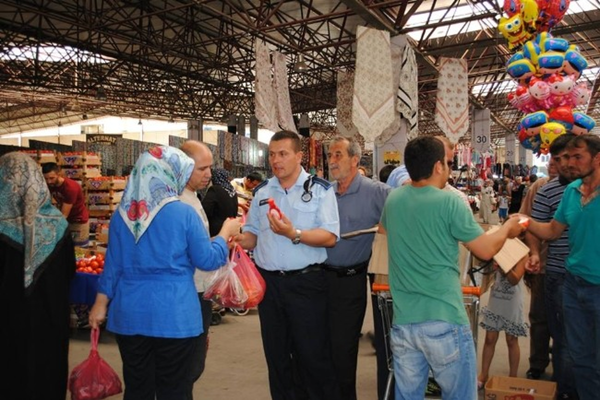 Belediye Gül Şerbeti Dağıttı